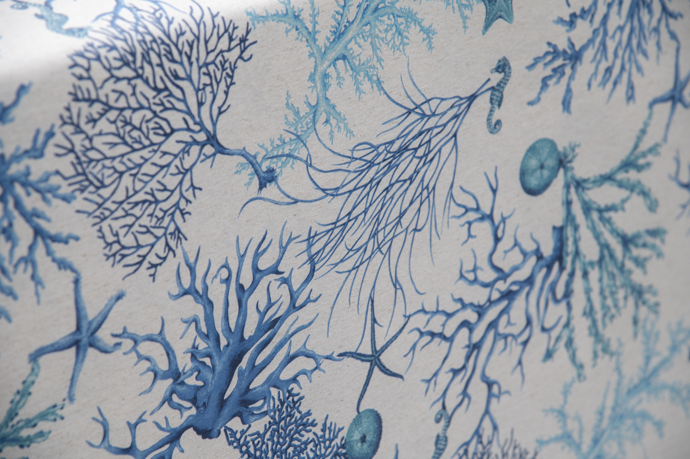 Beschichteter Baumwollstoff "Blaue Korallen auf Leinen" (Breite 140 cm x Länge wählbar in 50 cm Schritten)