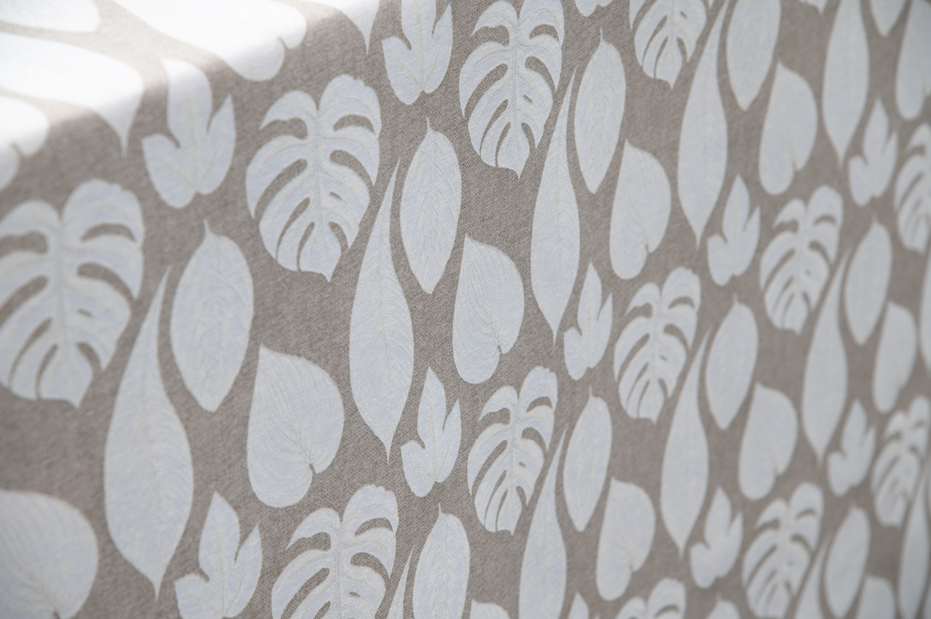 Beschichteter Baumwollstoff "Blätter beige weiß" (Breite 140 cm x Länge wählbar in 50 cm Schritten)