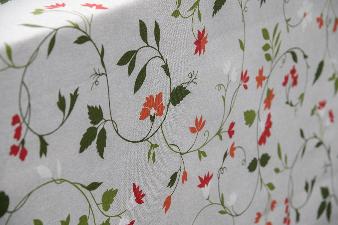 Beschichteter Baumwollstoff "Blumen rot beige grün" (Breite 140 cm x Länge wählbar in 50 cm Schritten)