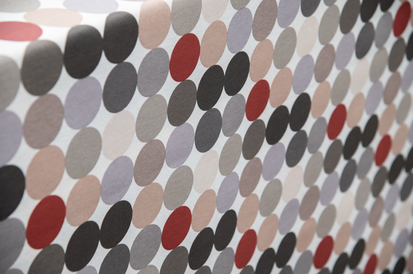 Beschichteter Baumwollstoff "Kreise rot-beige-schwarz" (Breite 140 cm x Länge wählbar in 50 cm Schritten)