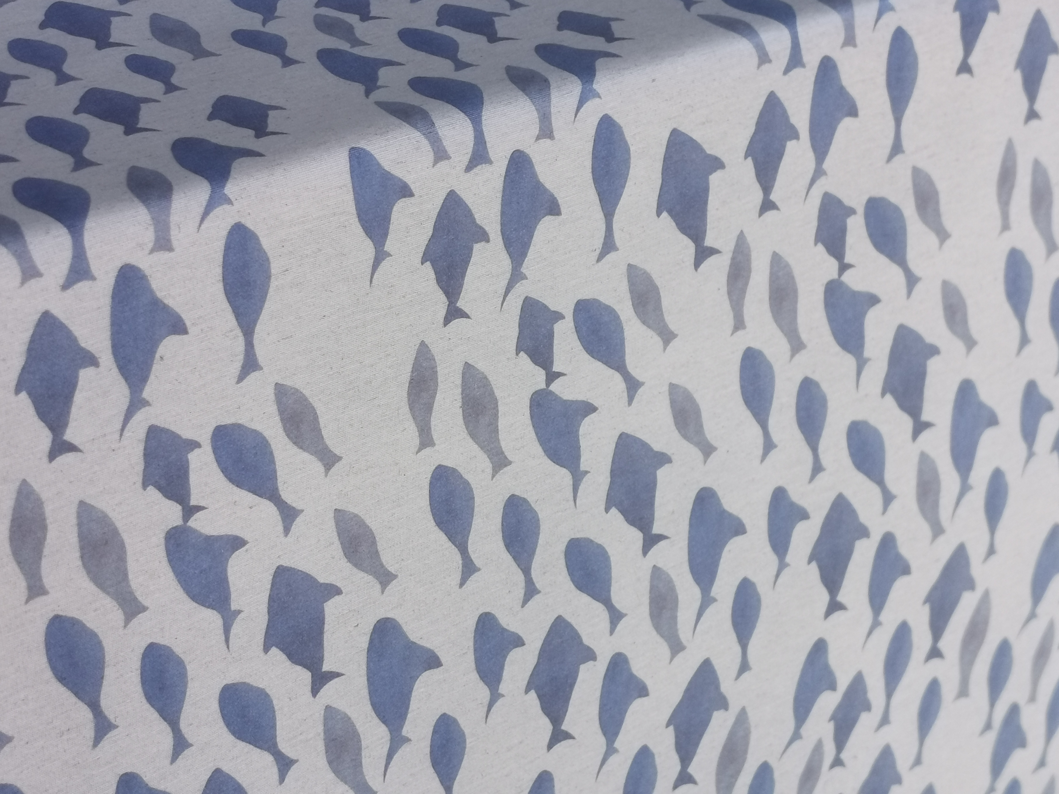 Beschichteter Baumwollstoff "Blaue Fische auf Leinen" (Breite 140 cm x Länge wählbar in 50 cm Schritten)
