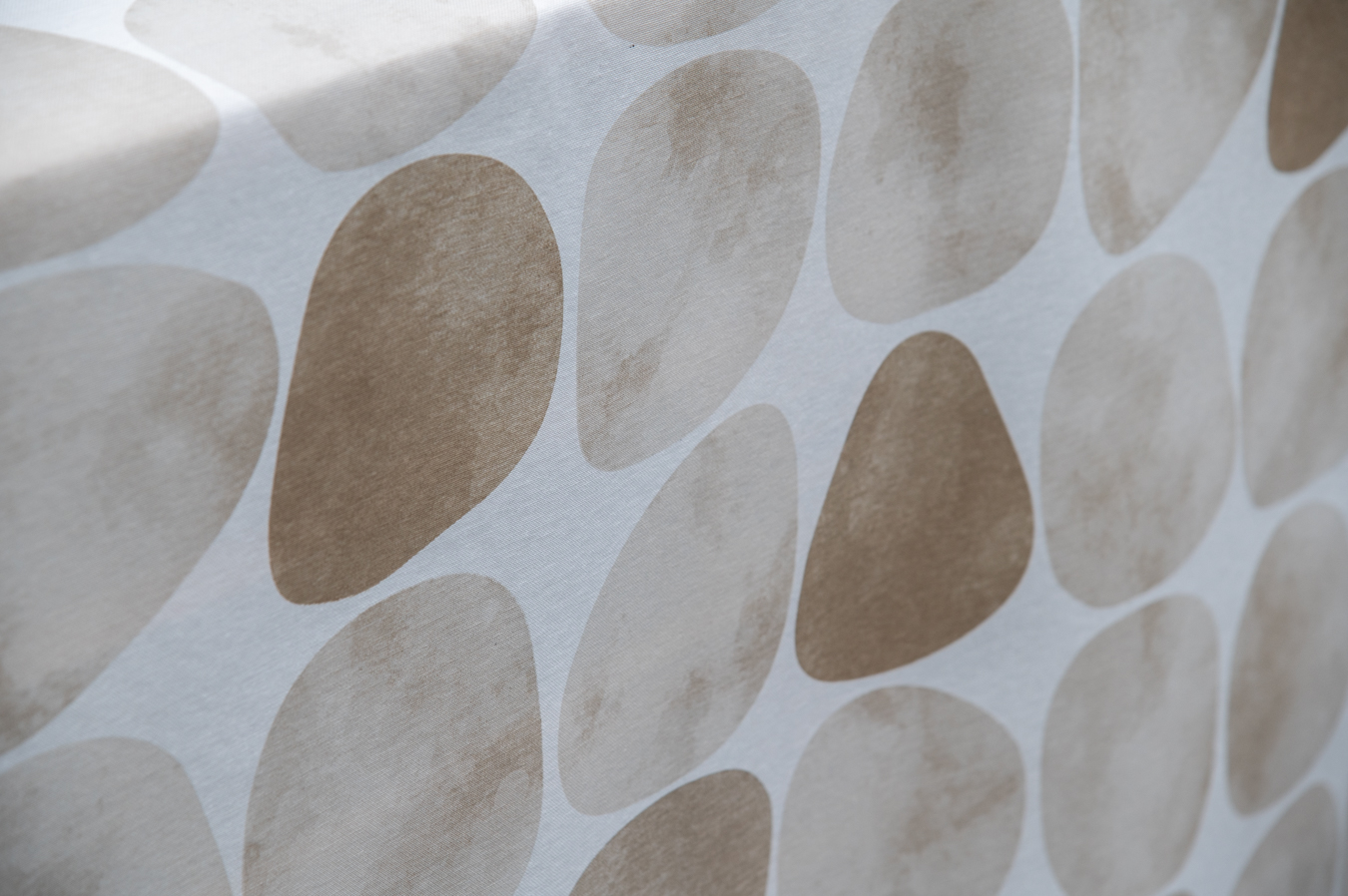 Beschichteter Baumwollstoff "Steine braun beige" (Breite 140 cm x Länge wählbar in 50 cm Schritten)